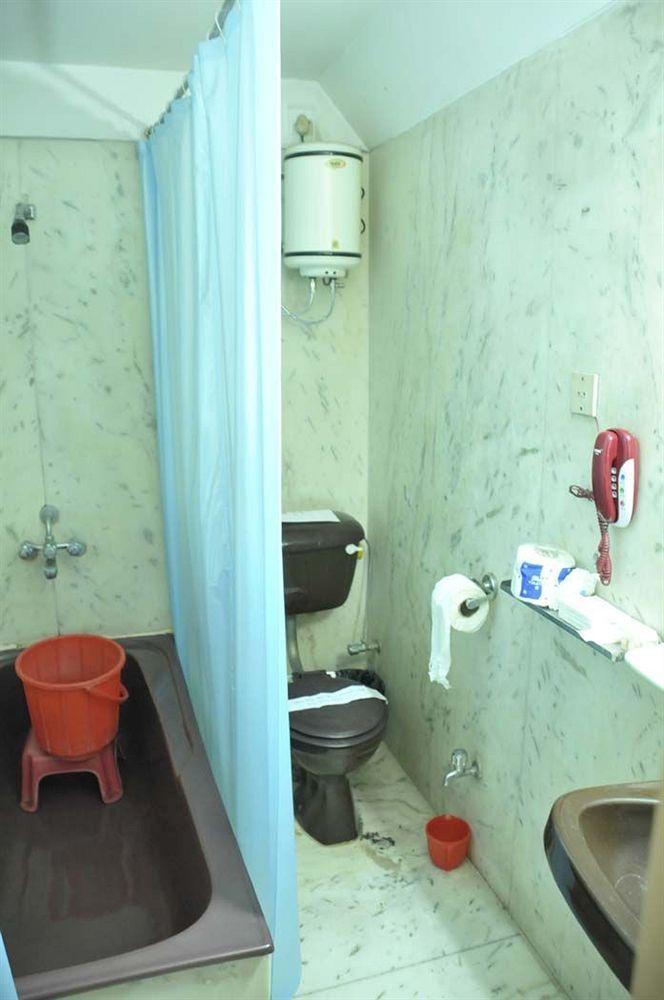 כלכותה Hotel Heera International מראה חיצוני תמונה