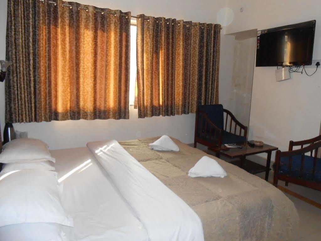 כלכותה Hotel Heera International מראה חיצוני תמונה