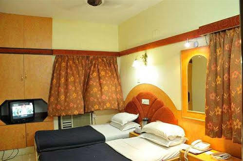 כלכותה Hotel Heera International מראה חיצוני תמונה