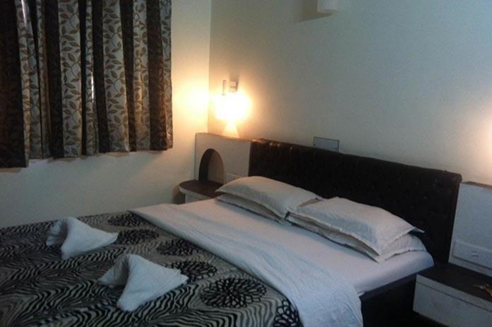 כלכותה Hotel Heera International מראה חיצוני תמונה