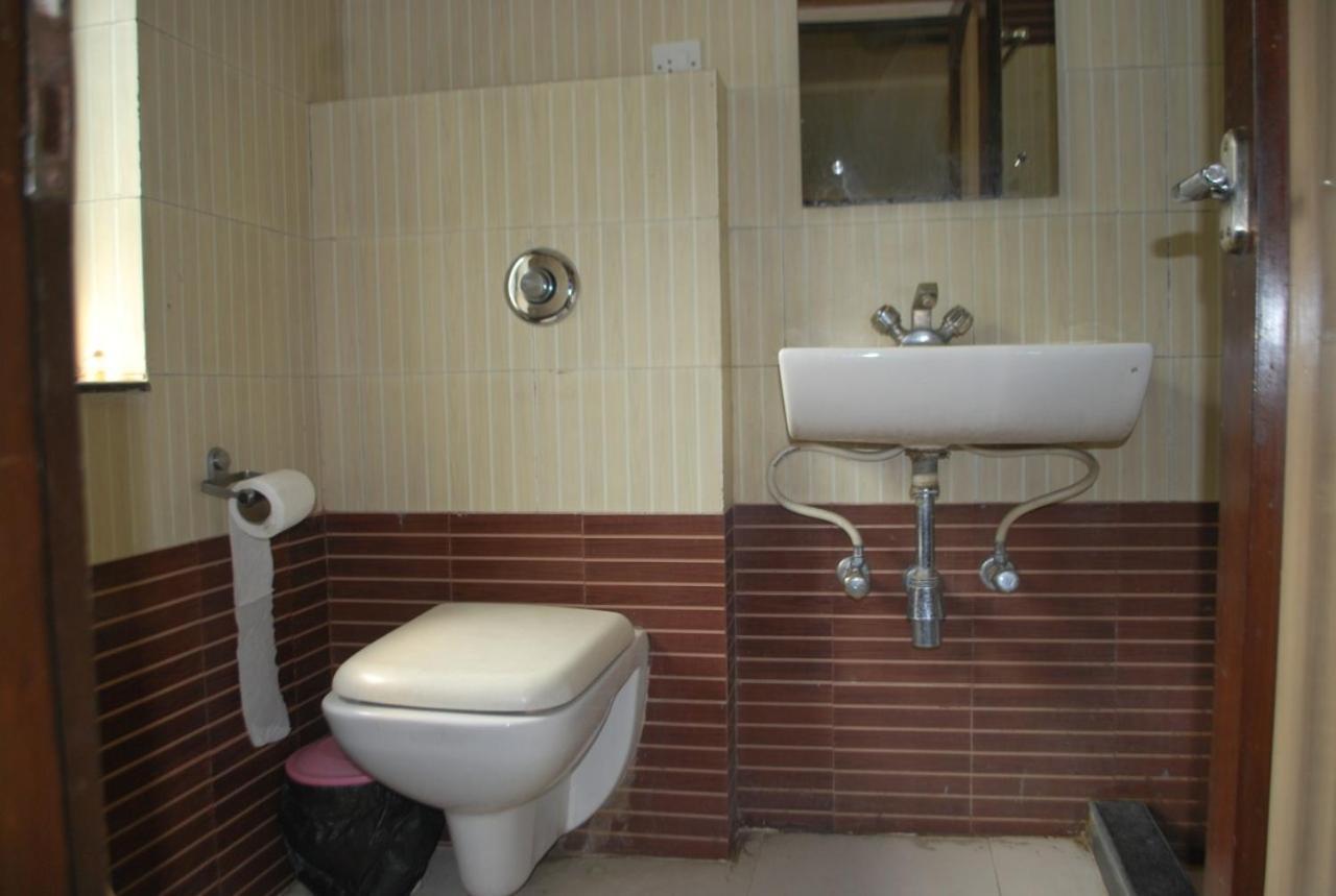 כלכותה Hotel Heera International מראה חיצוני תמונה