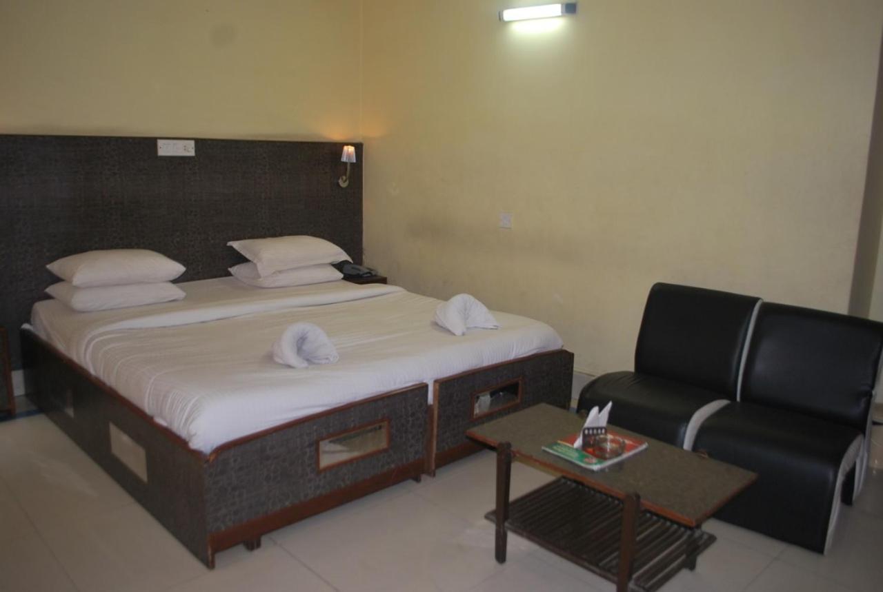 כלכותה Hotel Heera International מראה חיצוני תמונה