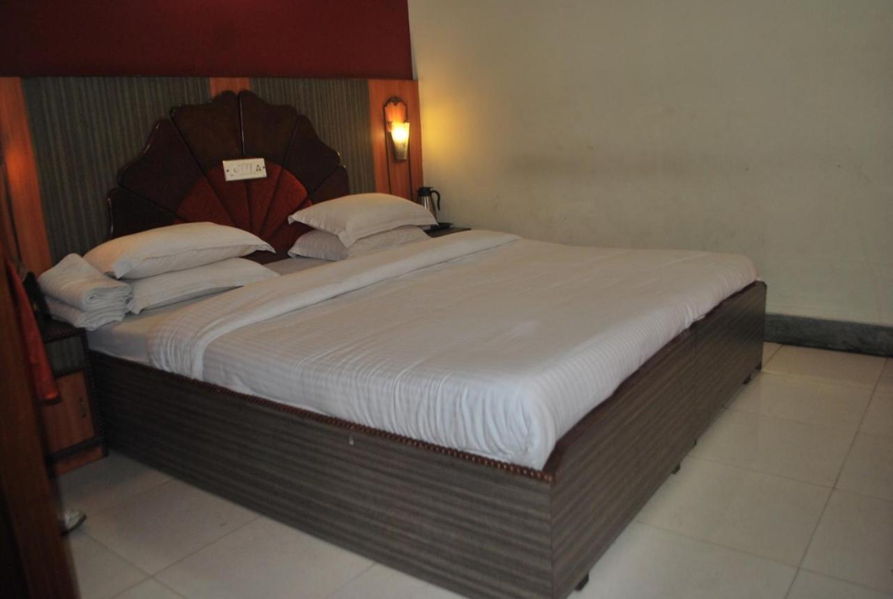 כלכותה Hotel Heera International מראה חיצוני תמונה